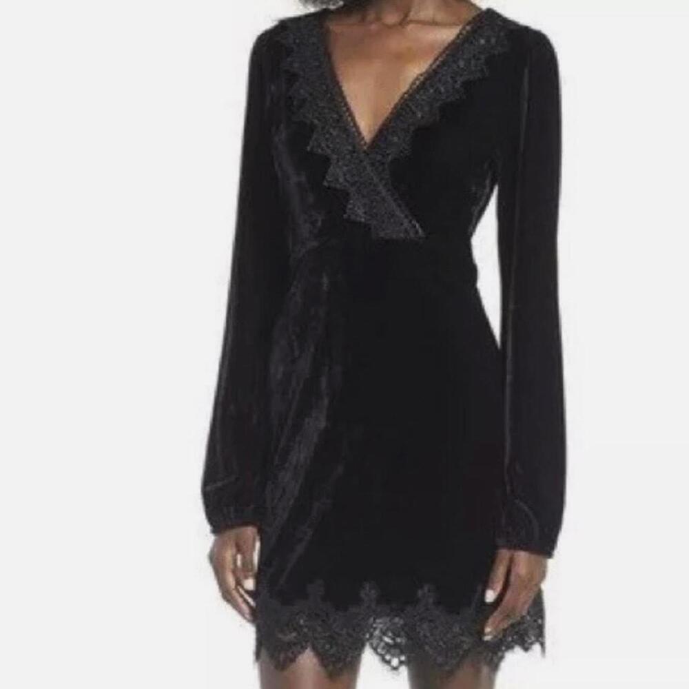 4SI3NNA Black Velvet Long-Sleeve Lace V-Neck Mini Dress - Size - Small